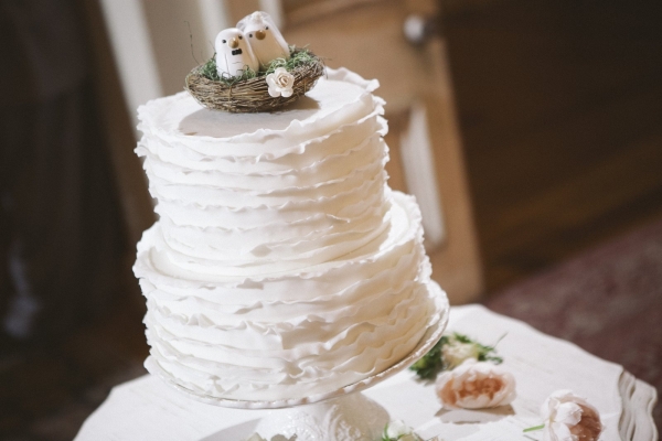 two birds kissing-cake-cairnwood-estate-wedding two birds kissing-cake-cairnwood-estate-wedding